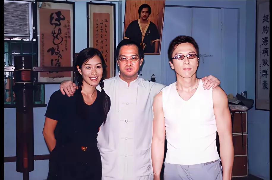 当年，钟丽缇向甄子丹学习功夫，一招一式都学得极为认真。那时的他们，真的好年轻啊！