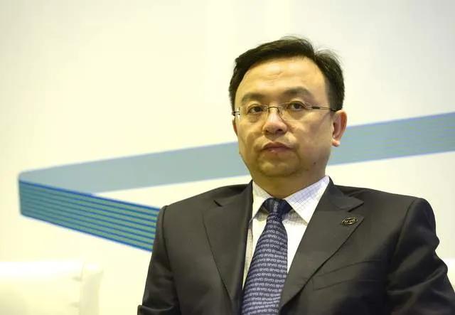 2月26日2025全球车企销量榜一出，24小时里全网热议，比亚迪直接在新能源赛道