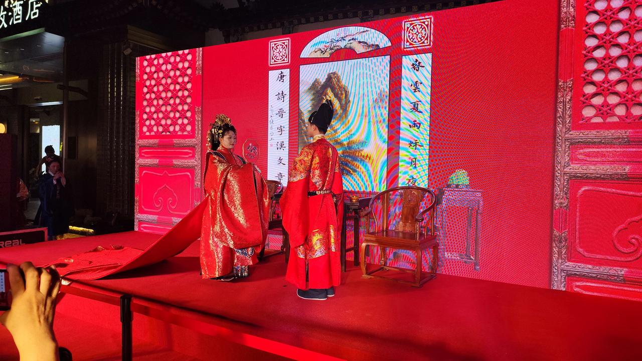 在永宁门看了一场汉婚礼仪演出，像穿越了一样。城墙脚下，古乐声一起，穿着华服的一对