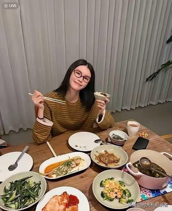 何穗素颜也太一般了，二婚嫁给陈伟霆，还先生了孩子，如今也是享受女王待遇，陈伟霆亲