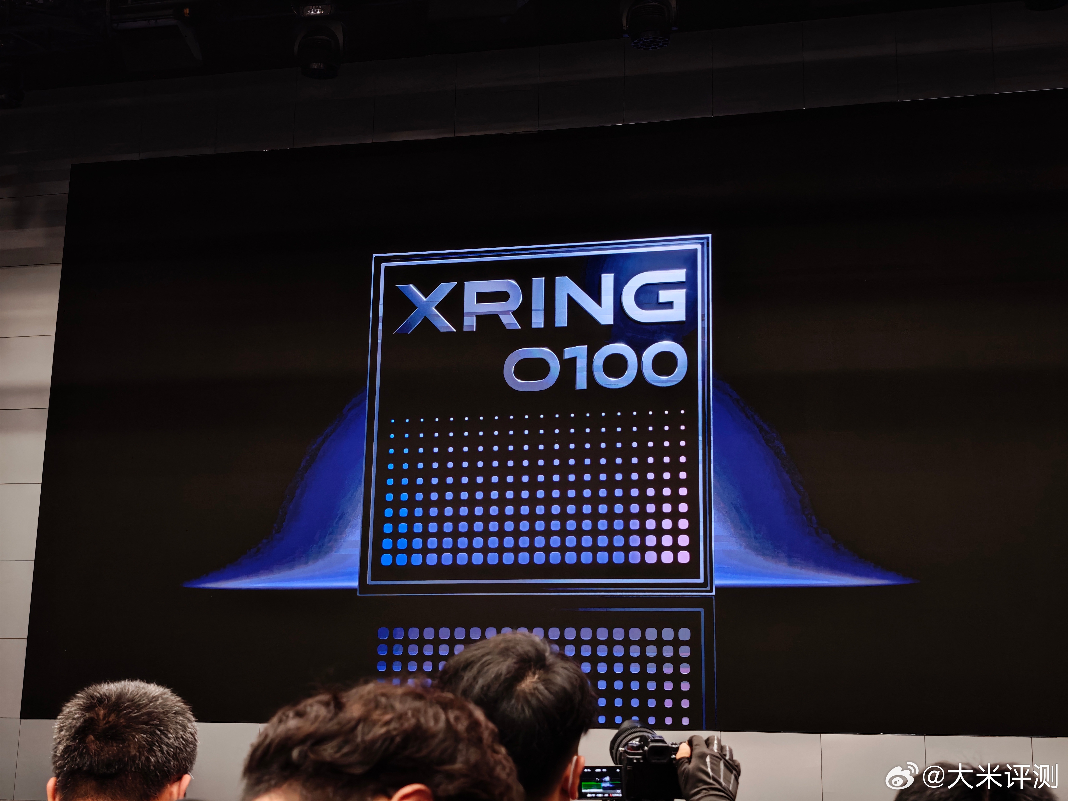 玄戒 O100，Ai 加速芯片，1.22TB/s，超高内存带宽，搭载混合键技术，