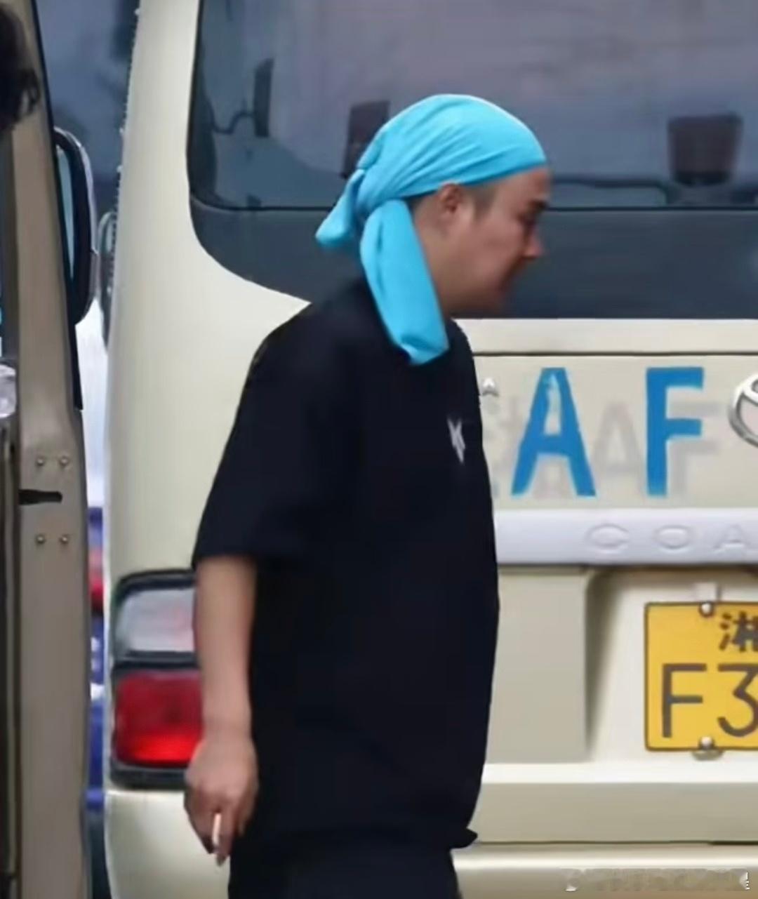 小沈阳头巾疑似人传人小沈阳披哥松弛感 小沈阳是来披哥度假的吧蓝的绿的换着花样的包