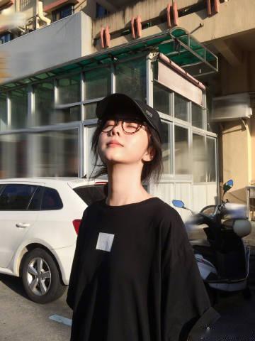 谭松韵依旧逆生长谭松韵淡淡的也好美不用浓妆堆砌，简简单单的淡颜氛围感，少女感直接