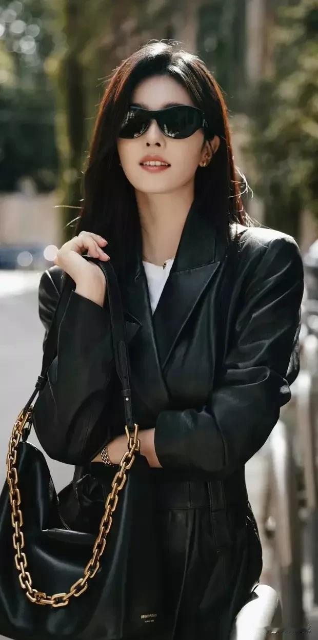 惊！白鹿街头穿搭竟美成时尚教科书

时尚圈美女如云，可把酷飒与优雅拿捏得死死的，