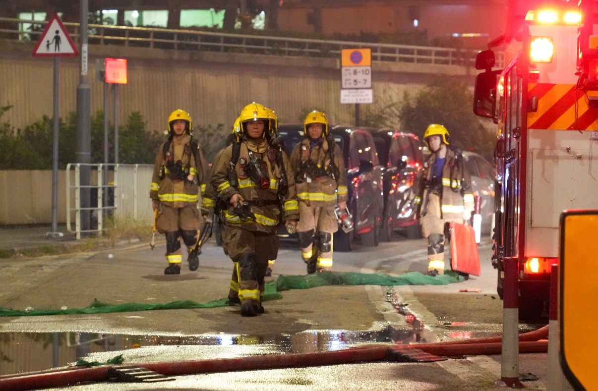 大火烧了十几个小时，钢筋都可能失去结构强度，这片楼之后大概率得拆，赔偿和安置问题