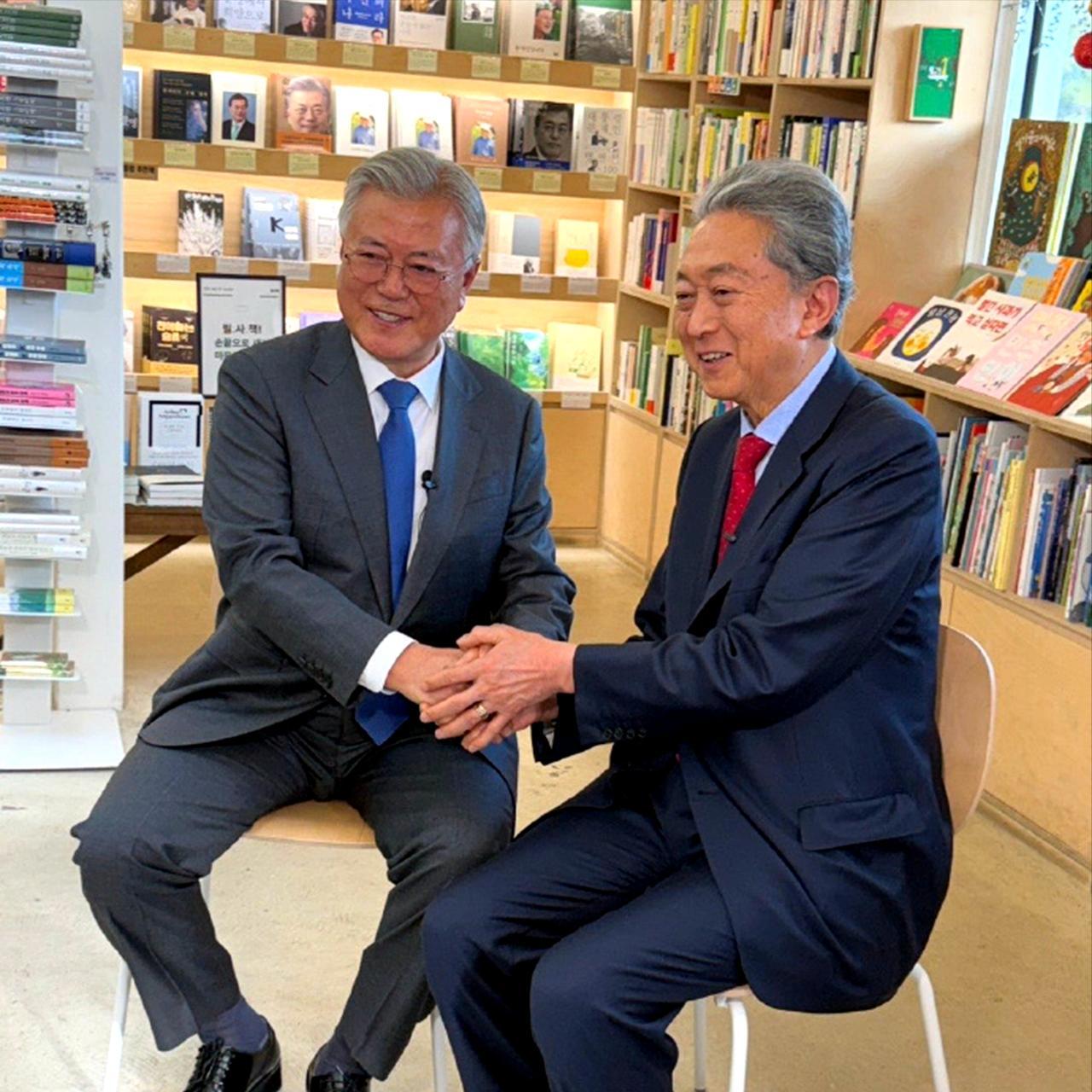 日本前首相鸠山由纪夫去拜访韩国前总统文在寅了
鸠山由纪夫拜访完文在寅之后，还在自