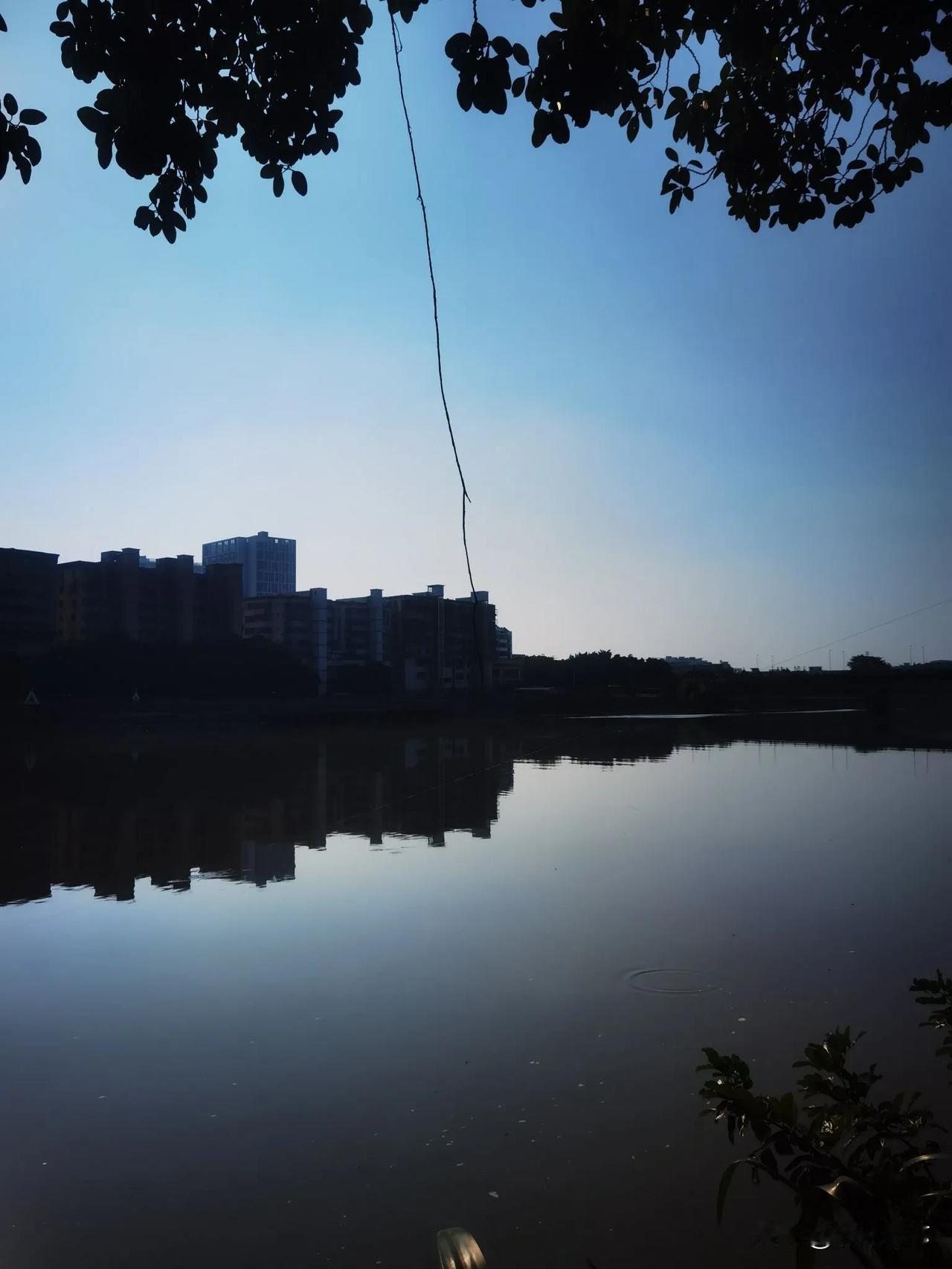 晒晒家乡的天空平静如镜，蓝蓝的天空，广州这几天暖和，白天短袖27度，早晚凉一些！