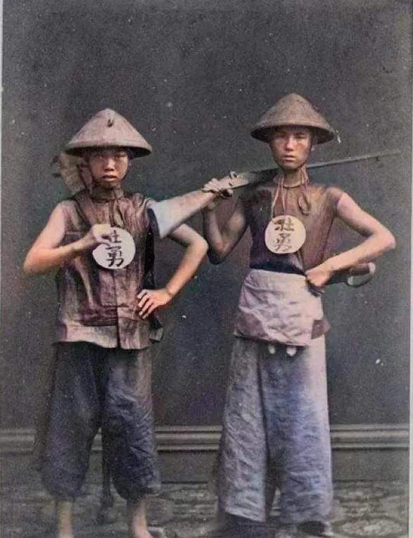 不要被电视剧骗了，这才是清朝士兵的真实照片！

感觉以前清朝的人都很瘦小，再加上