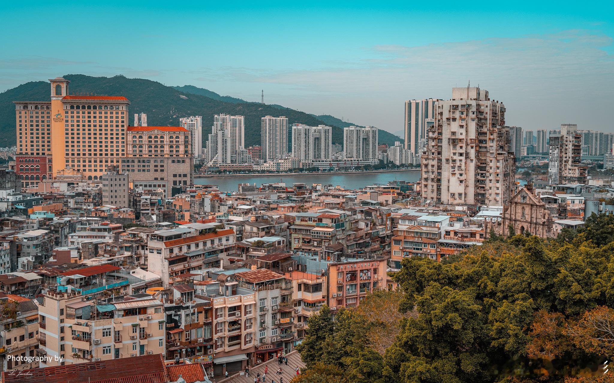 打卡网红宝藏圣地，探索这座经典与现代完美结合的城市。 澳门大三巴牌坊，及大三巴炮