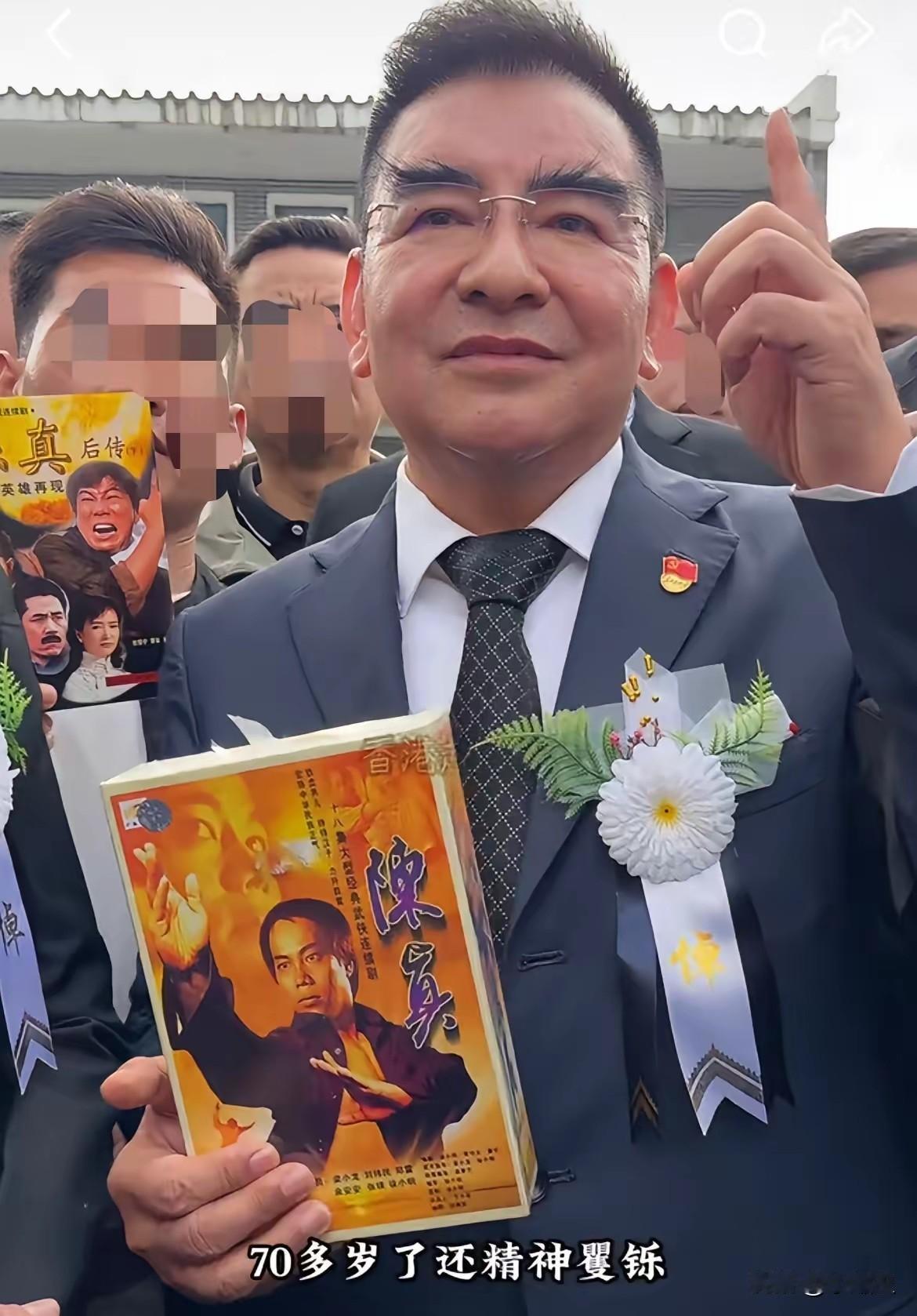 陈光标拿出功夫巨星，梁小龙演过陈真。
陈光标是真心，喜欢梁小龙演“陈真”这个角色