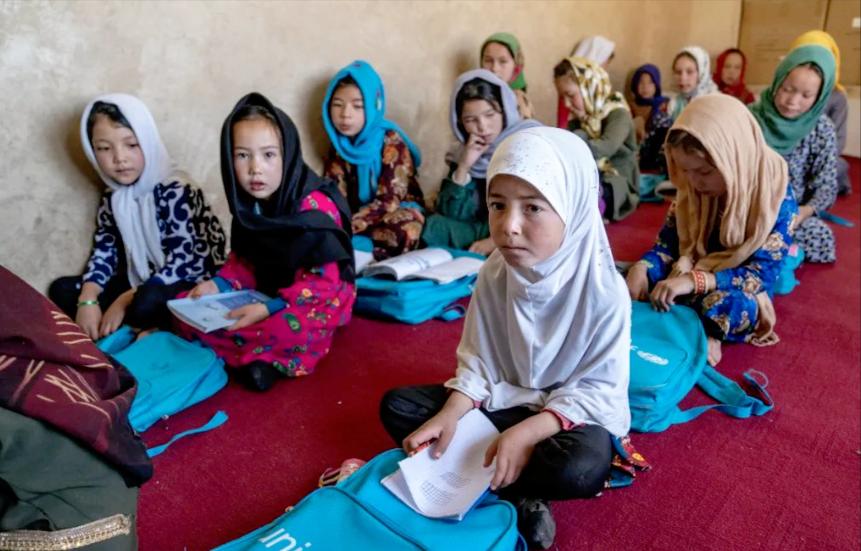 最近刷到个劲爆消息，说阿富汗永久不让女性上学了，不少人看了都替当地女性揪心，但实