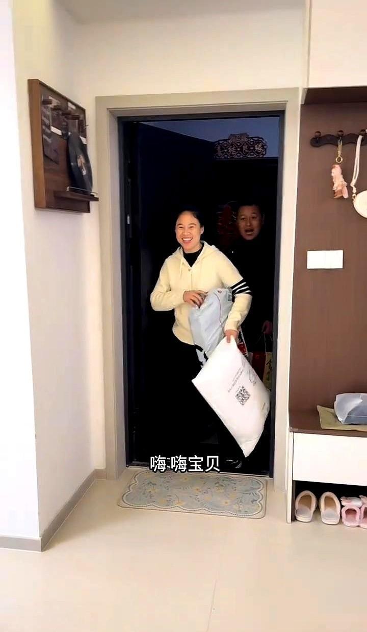 她一天卖三亿，回家却只带拖鞋。
女儿妙妙三岁，知道妈妈累，不闹不哭，小手把拖鞋递