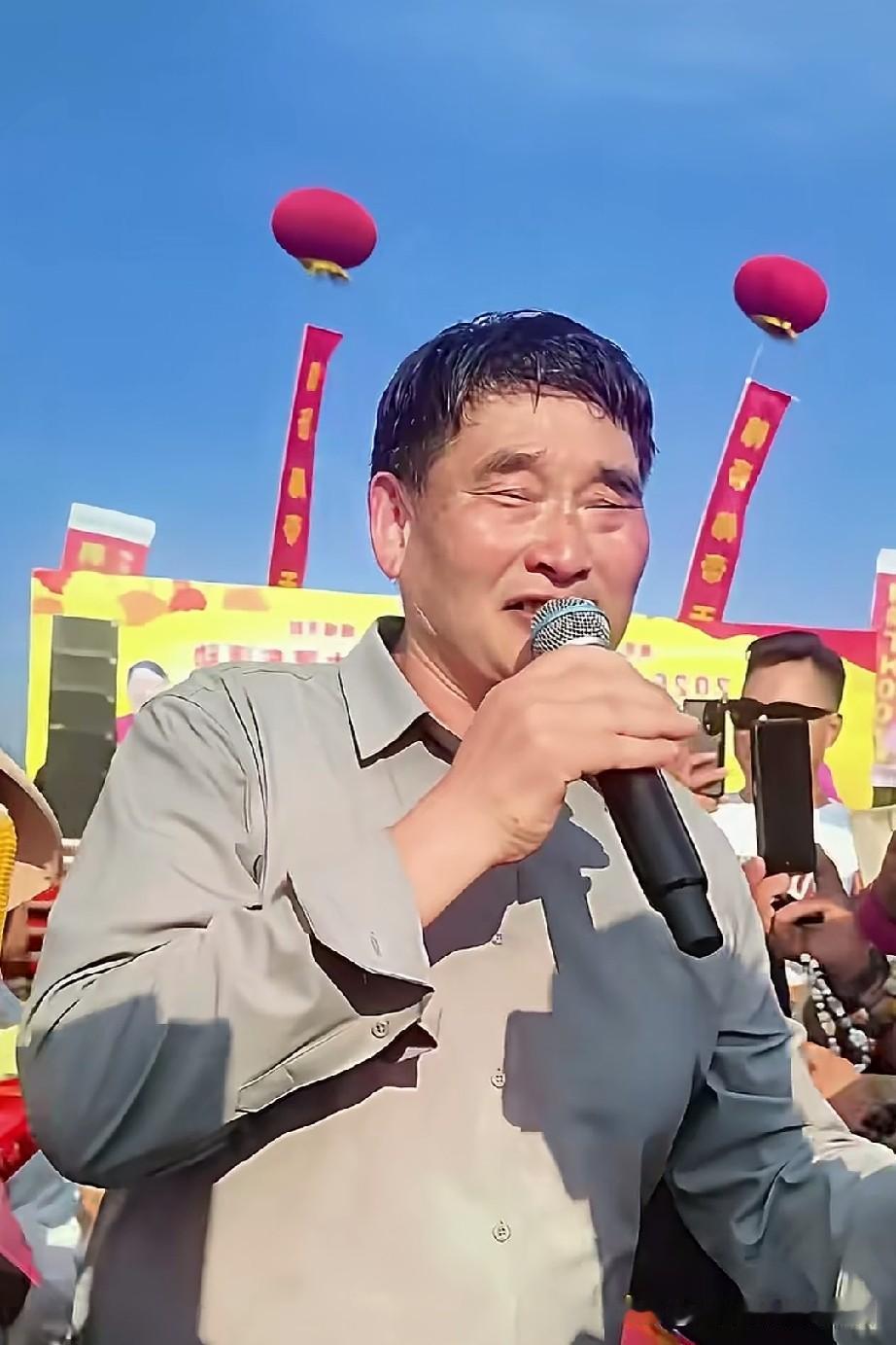暑天里，烈日高悬，大衣哥朱之文站在粉丝中间引吭高歌。酷热难耐，他的头发都被热出了