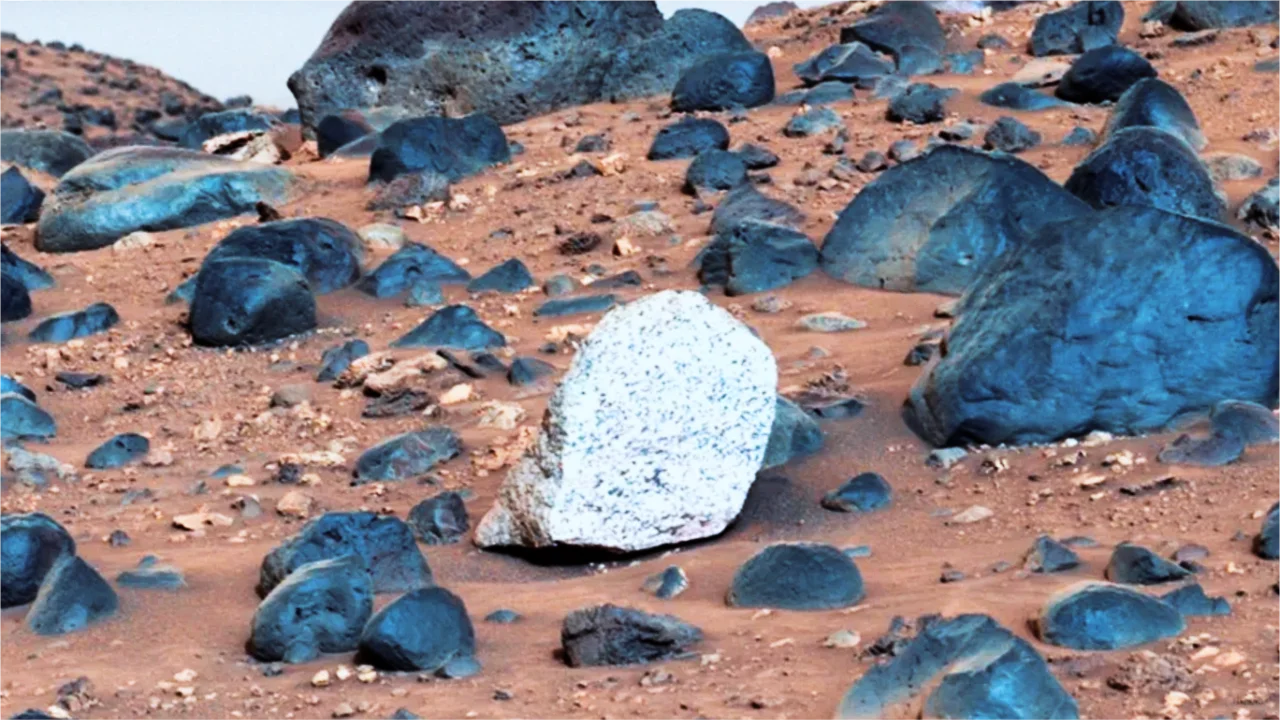 ​NASA发现火星上奇特的“斑马岩”