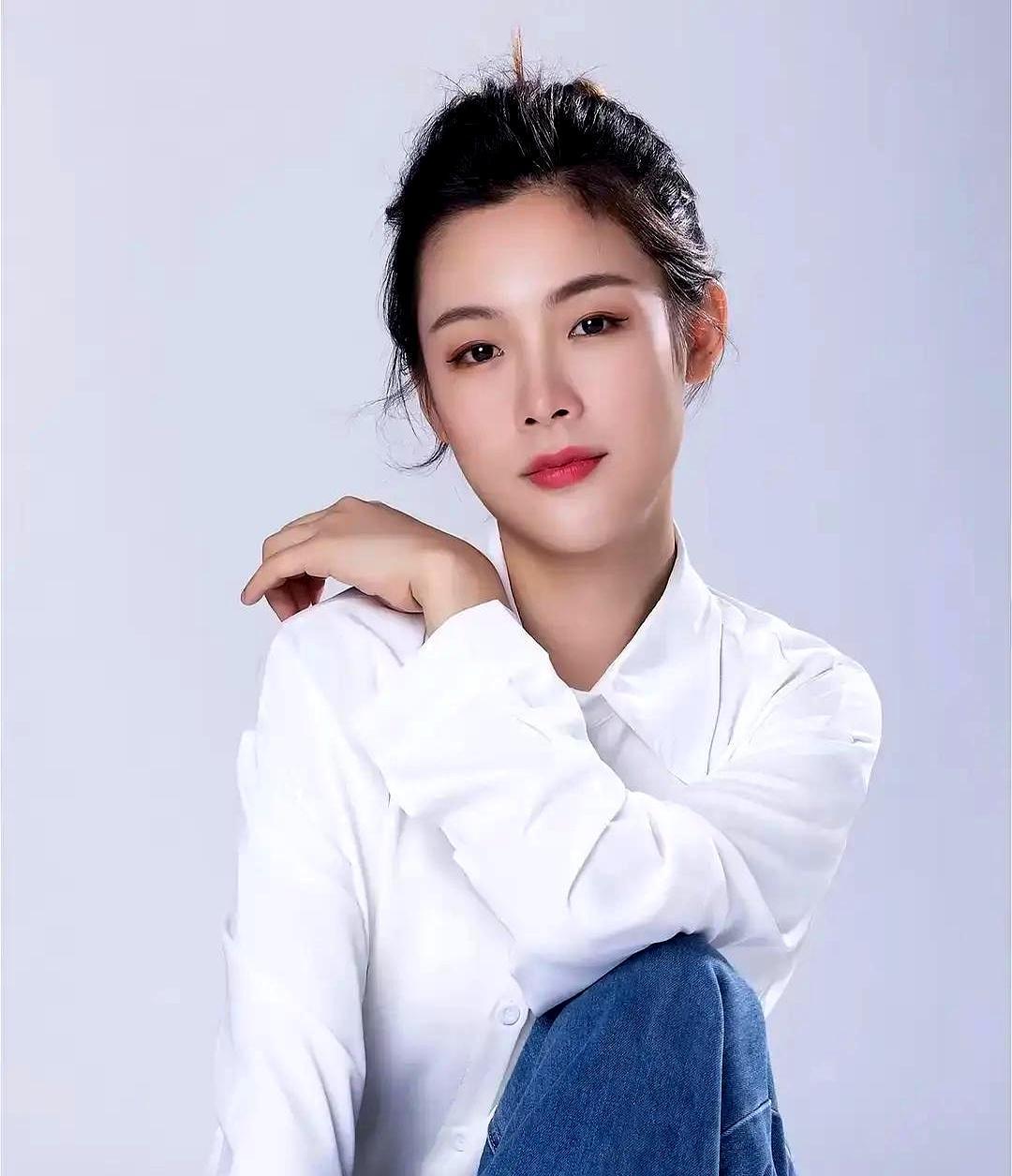 AI换脸只要800万，吴京偏不，非要怒砸1.5亿，把女主角所有镜头删光重拍。
 