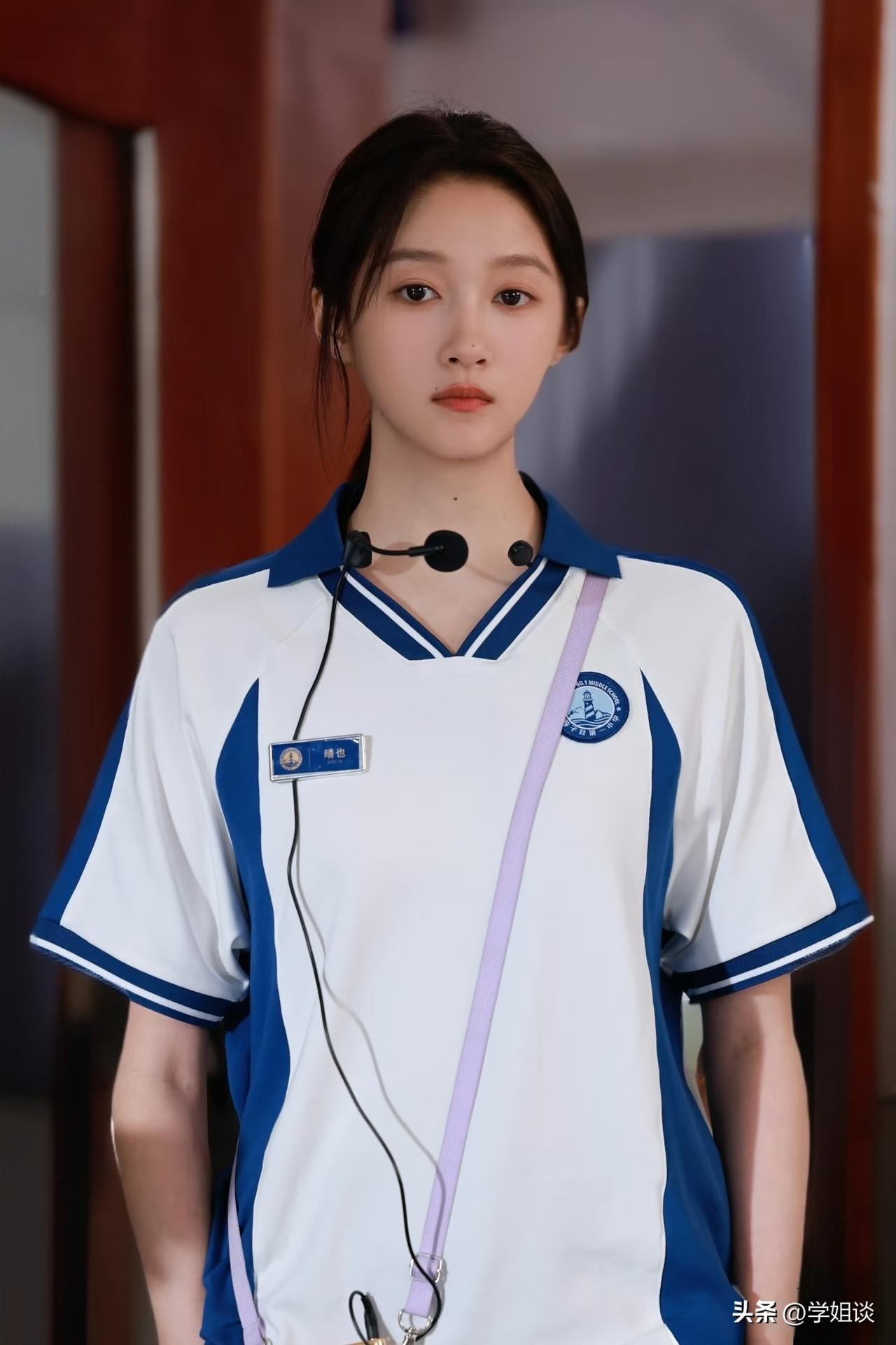 很讨厌关晓彤。她凭什么年纪轻轻就演了那么多部剧的女主，凭什么敢和顶流鹿晗分手？凭