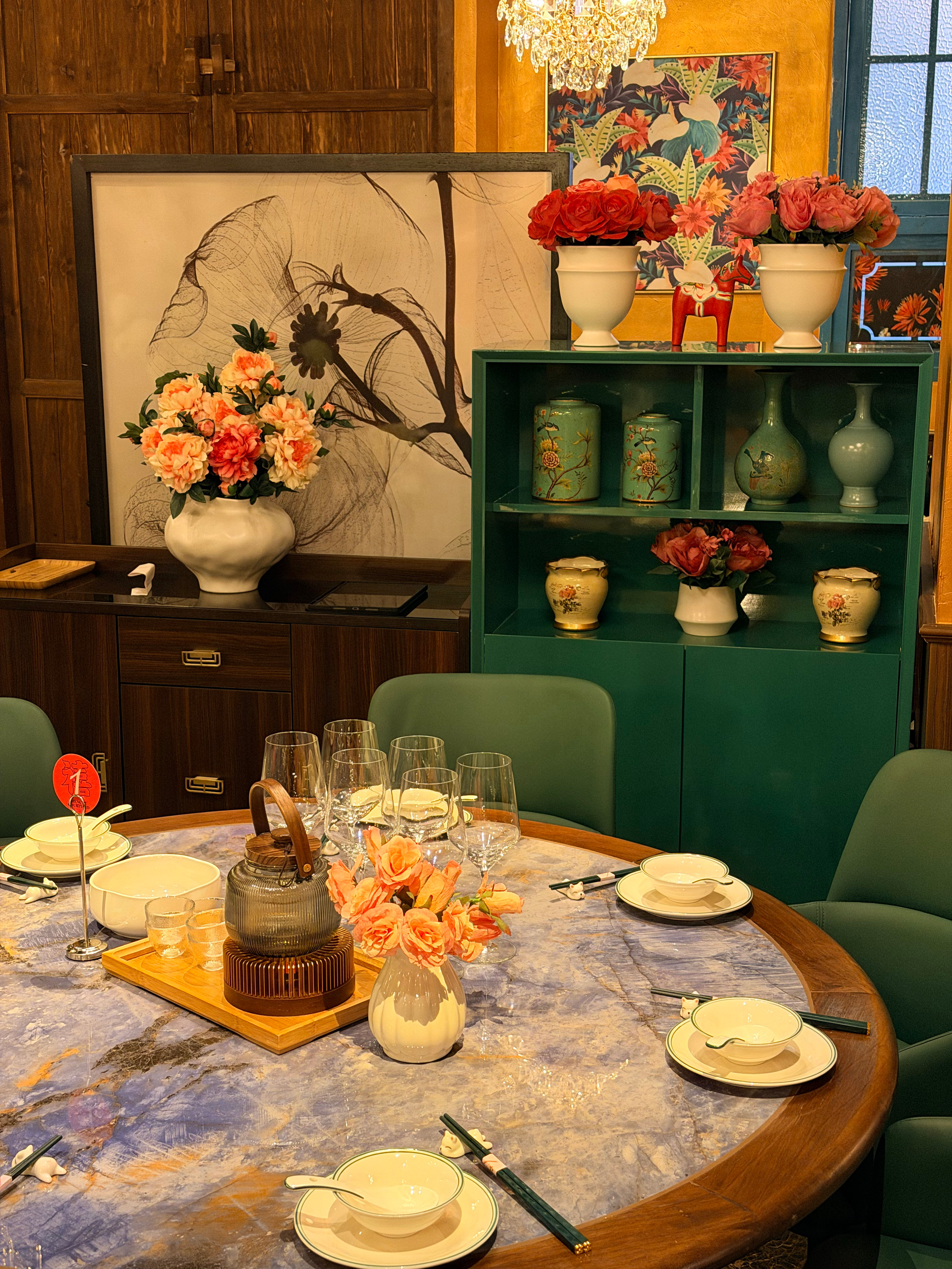 走进来别有洞天的一家店，华丽丽的民国老钱味儿。菜好酒好氛围好，好久没和大家小聚了