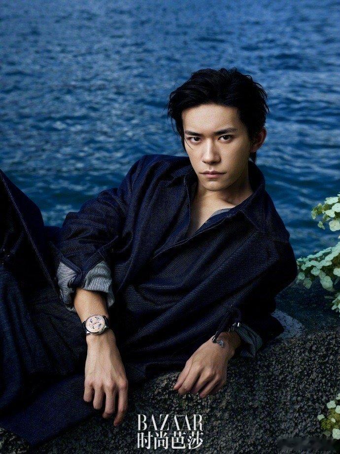 #易烊千玺红衬衫湿发背头##易烊千玺对世界的无限好奇#易烊千玺湿发背头红衬衫，千