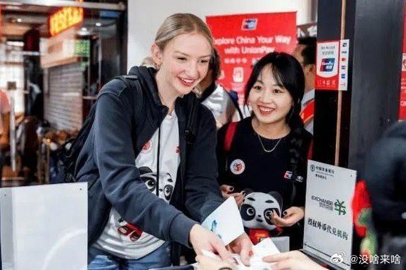 来亲眼看一看 真是胜过千言万语啊......凤凰新闻【大批美国游客涌入中国，回国