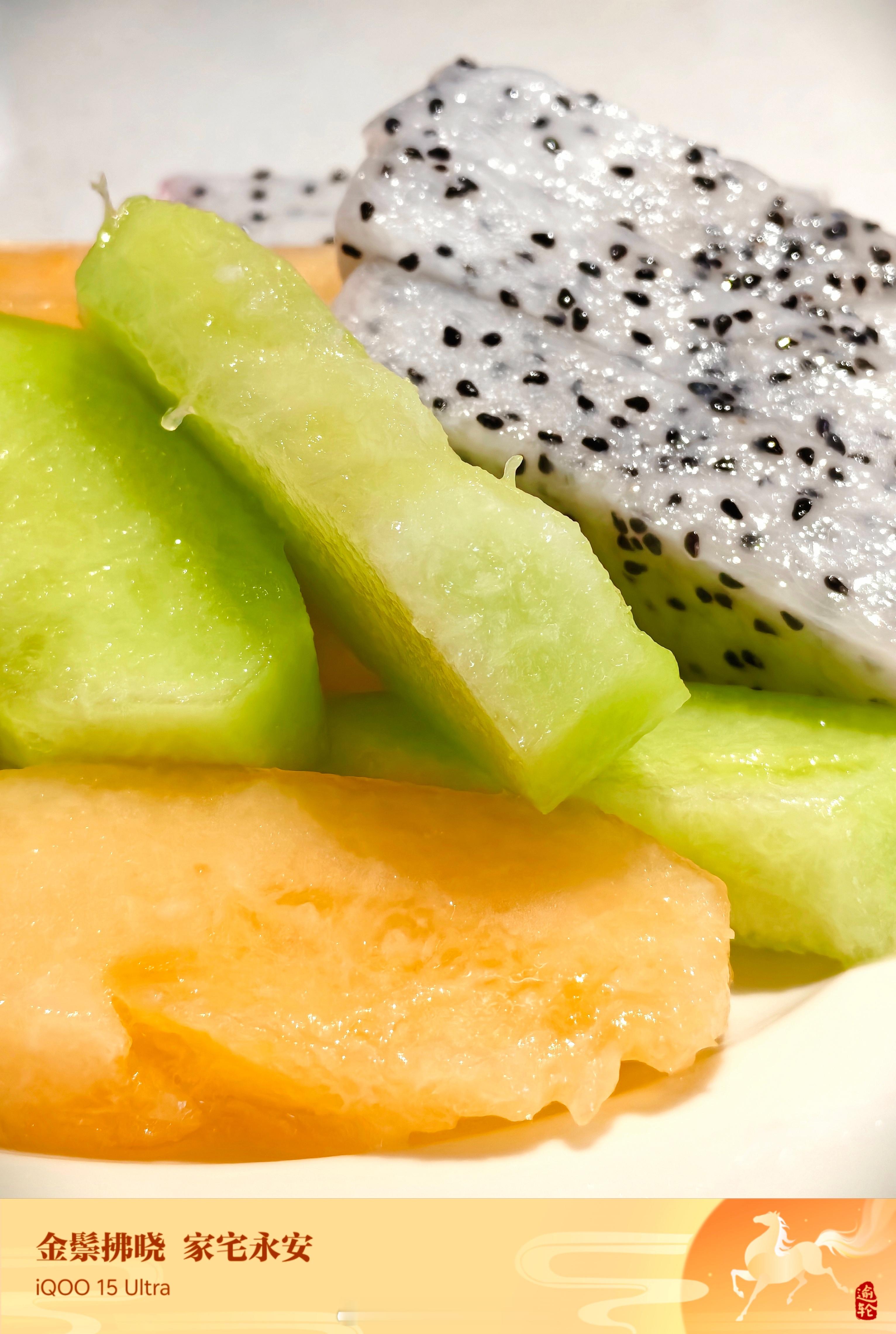 年后的第一次出差就这么来了。大兴机场的东航休息室的午餐菜色又上新了，味道比大把的