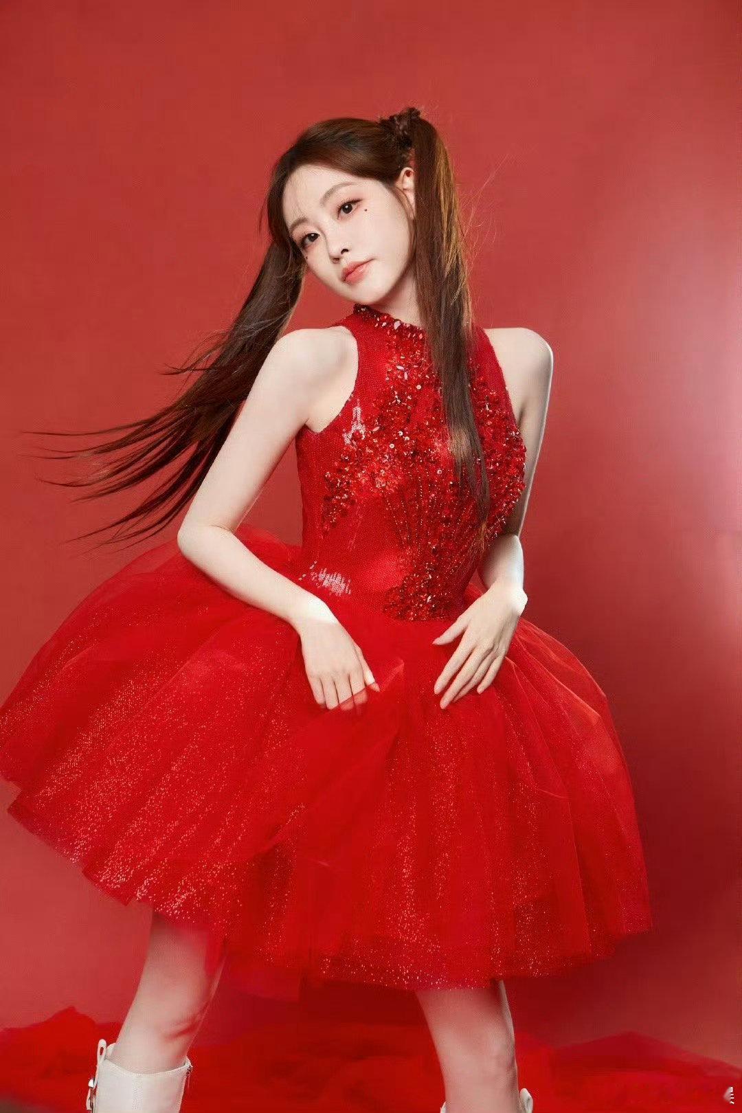 祝绪丹千禧红  祝绪丹在春晚舞台上演绎千禧红风尚，双羊角长辫俏皮灵动，红色纱裙轻