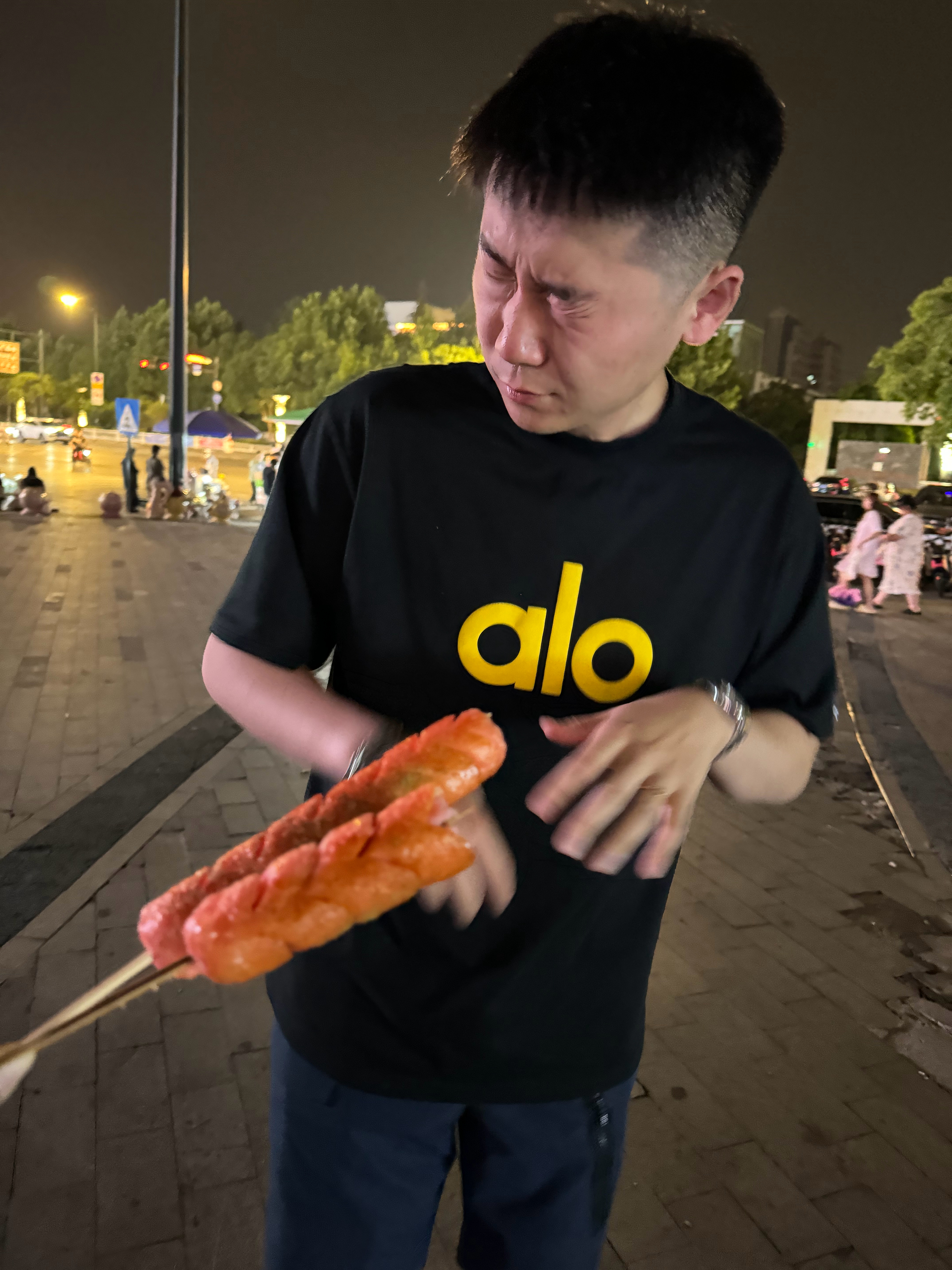 好消息：夜宵吃上烤肠了坏消息：辣椒面掉眼睛里，差点瞎了摄像🎥：站旁边笑我的小姚