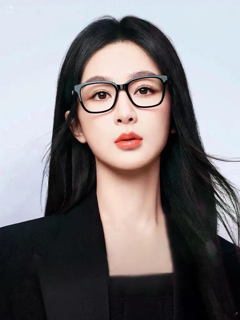 杨紫代言暴龙眼镜，这黑长直造型绝了好美的妆容啊，杨紫这发质绝了也不是啥人都能驾驭
