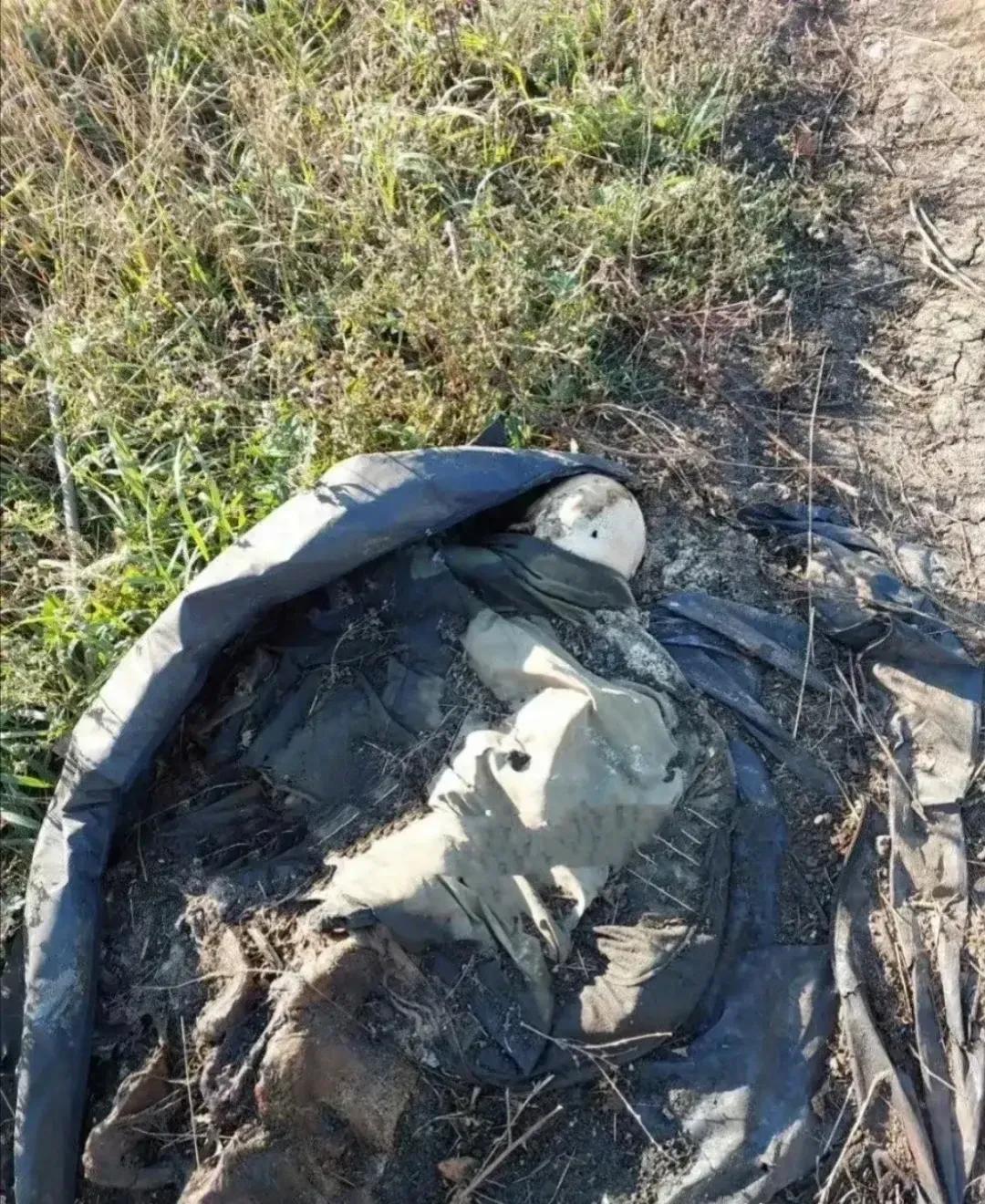 这是位于俄乌战场中心的一片荒野，一具无名的士兵骸骨静静地躺在那里。他的尸体已经完