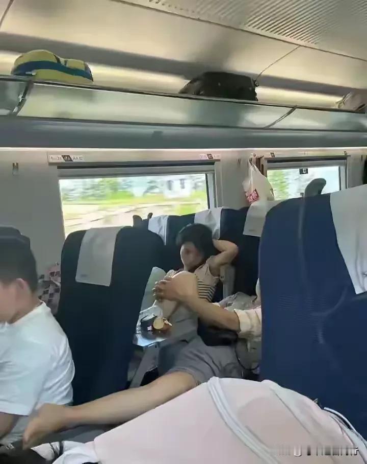 “高铁普通座也是可以睡觉了？！”