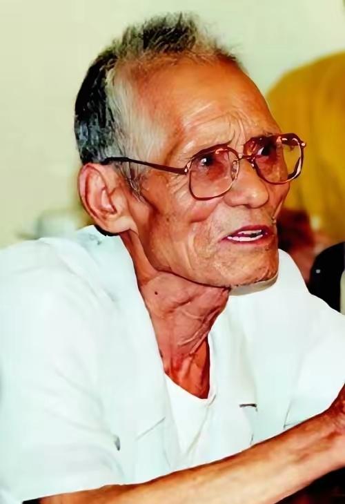 [月亮]1993年，“狼牙山五壮士”幸存者葛振林意外得知，中央军委发给他的金质勋