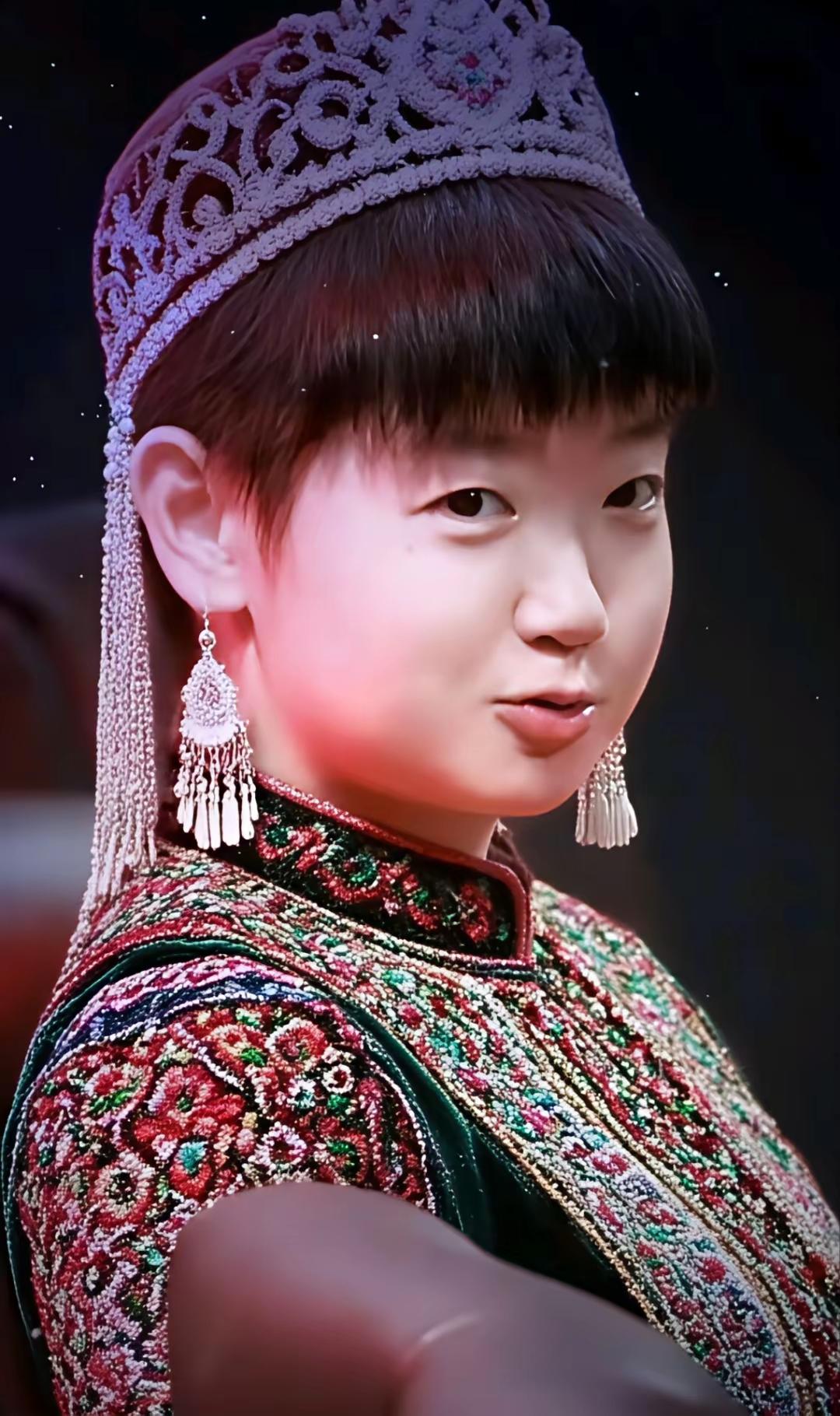打起锣鼓唱起歌
莎莎的歌儿震山河
新疆是个好地方
莎莎来了喜洋洋～

你的美丽没