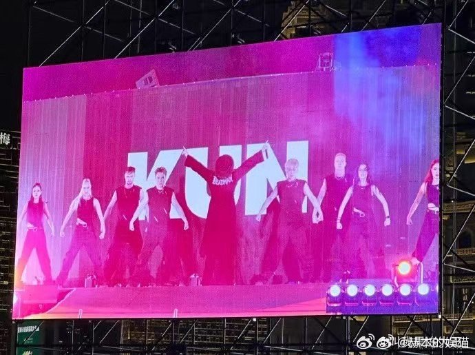 蔡徐坤浴袍舞台 谁懂粉丝的激动！浴袍造型太适配蔡徐坤了，丝绒质感高级又慵懒，王者