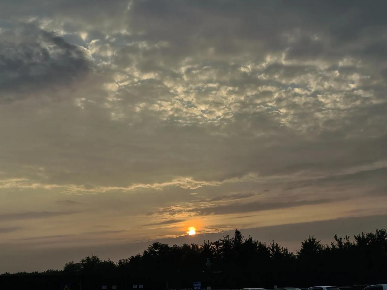 晚间的夕阳
晚间时刻，夕阳挂在西边天空，它即将落下的样子总让人想到明天的希望，就