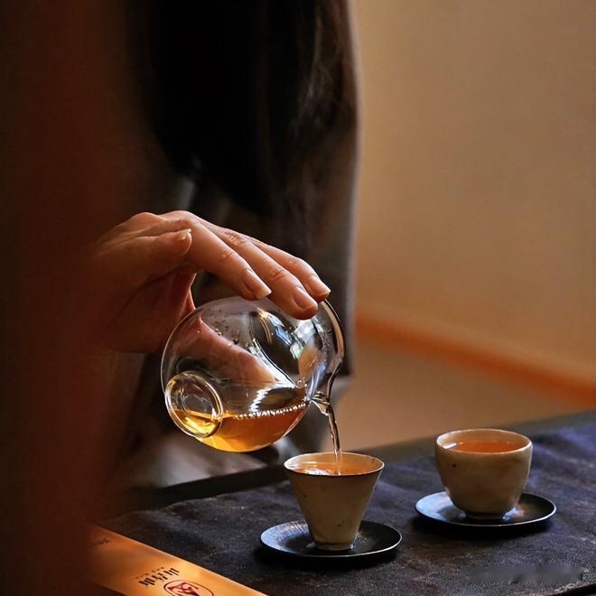 《茶中悟·浣溪沙》
沸水倾杯叶自旋，青瓷深处意千般。时光慢煮韵方绵。厚积终成醇厚