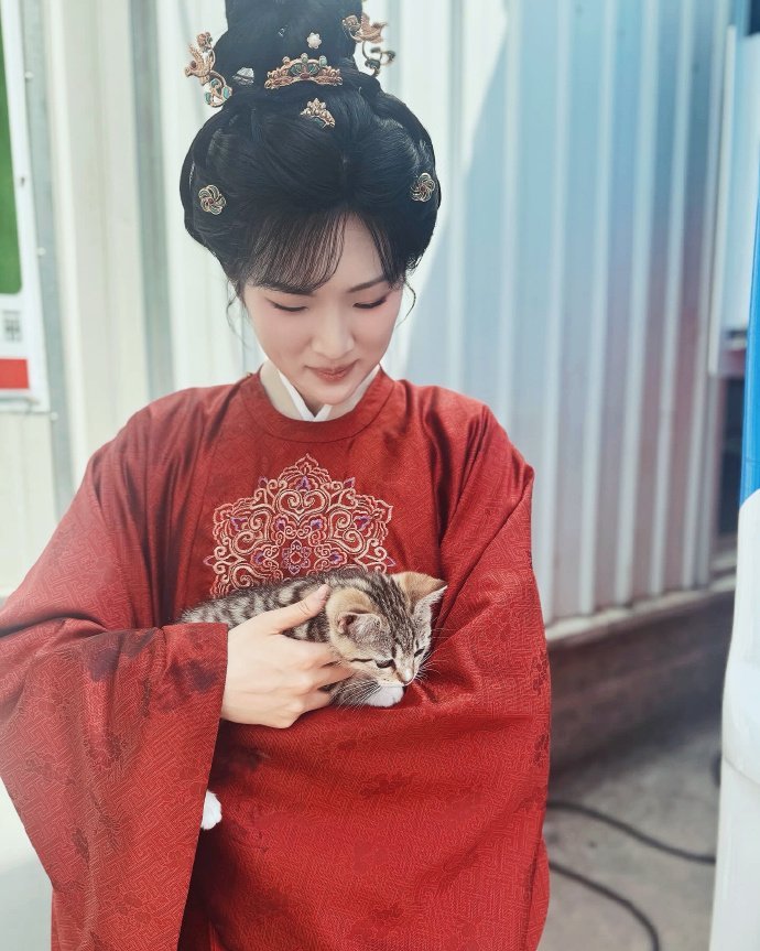 姚安娜晒照告别裴愈姚安娜告别唐宫奇案裴愈姚安娜晒照告别唐宫奇案裴愈，“再见啦～裴