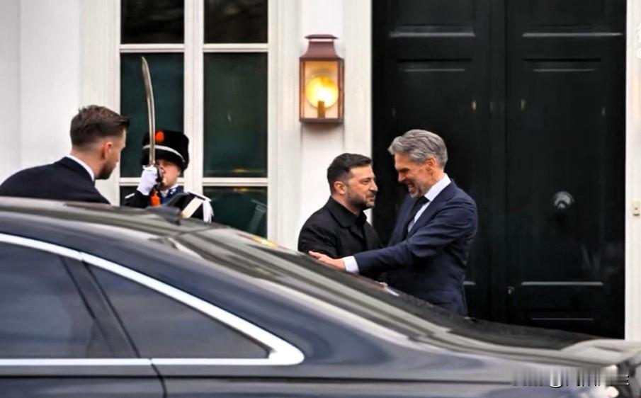 泽连斯基继续他的欧洲之行，今天抵达荷兰会见了荷兰国王威廉-亚历山大和荷兰首相斯霍