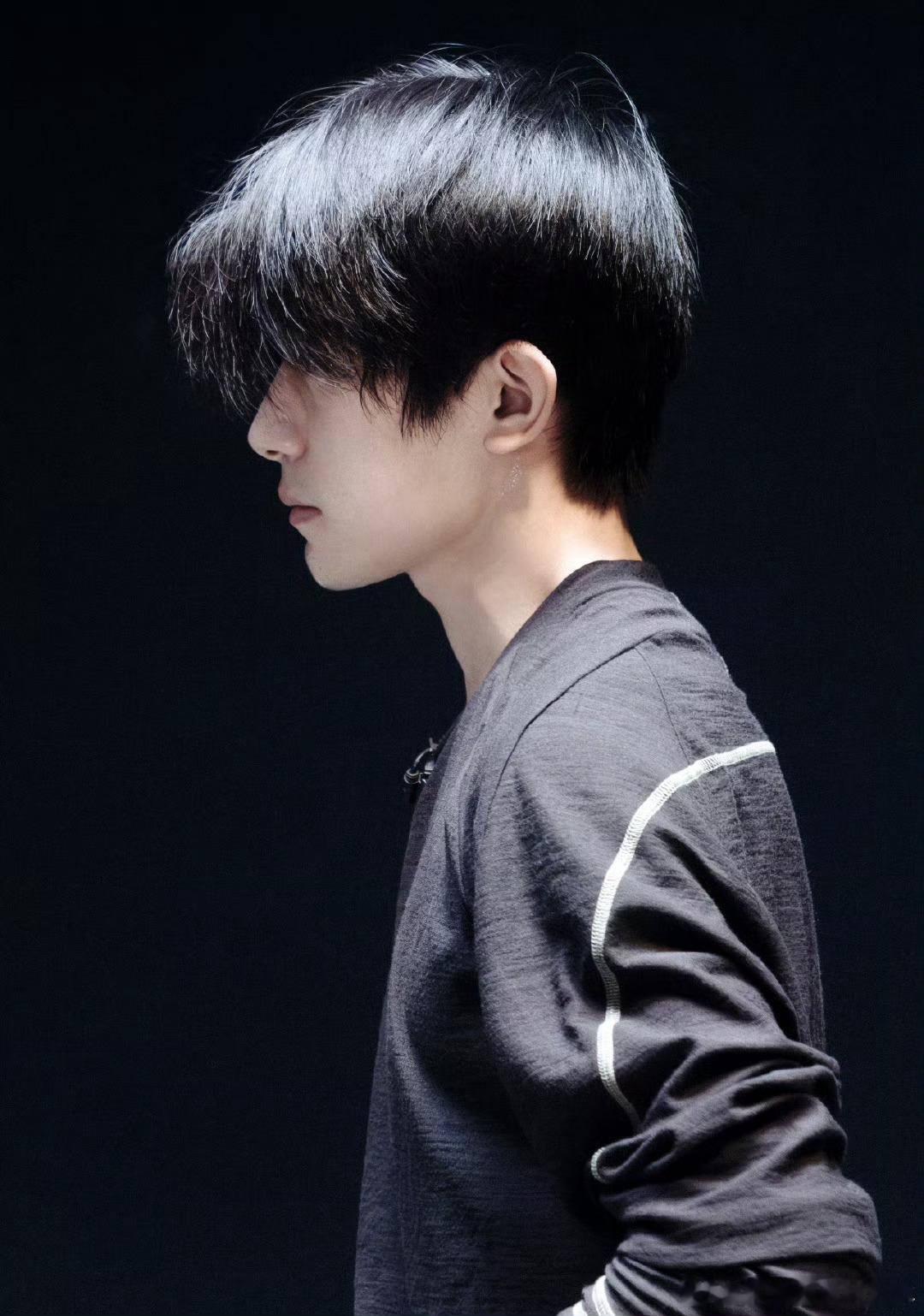 易烊千玺没穿学士服易烊千玺回中戏补办毕业典礼 ​千玺 ​​​