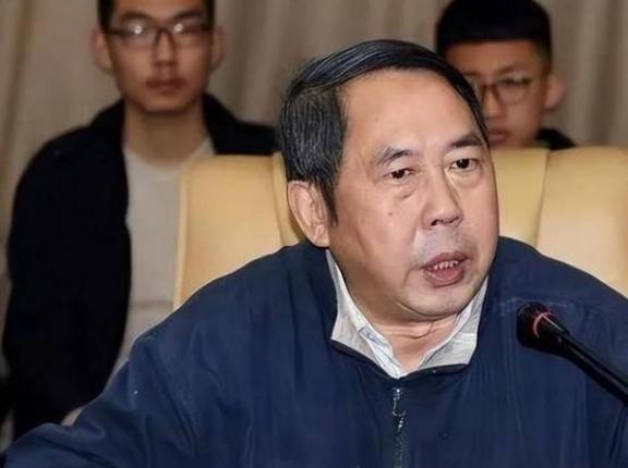 “中国现在向美国投降还来得及！再晚就要‘跪着’了”，7年前，中国专家马臣曾公开宣