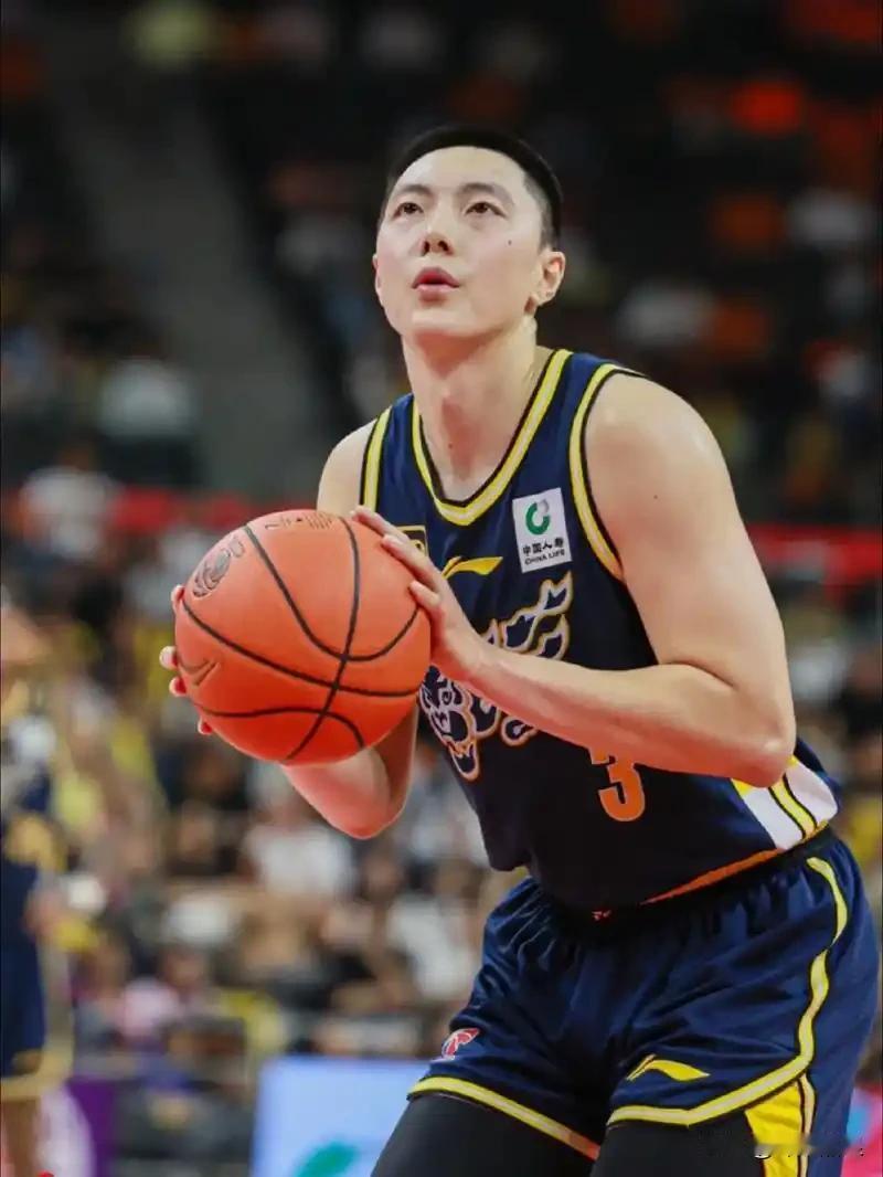 广东宏远上半场以52-24领先广州队，熟悉的味道又回来了！
1.熟悉的胡明轩回来