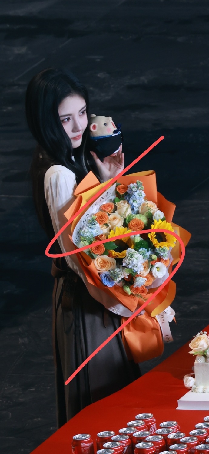 鞠婧祎万花世界杀青给鼠鼠也穿了西装鞠婧祎万花世界苏绿夏杀青照 ​​​苏绿夏杀青照