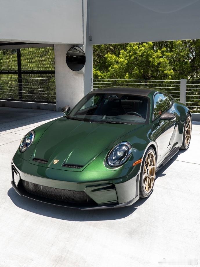 这抹橡树金属绿直接封神💚保时捷 911 GT3 Touring，温润的绿色漆面