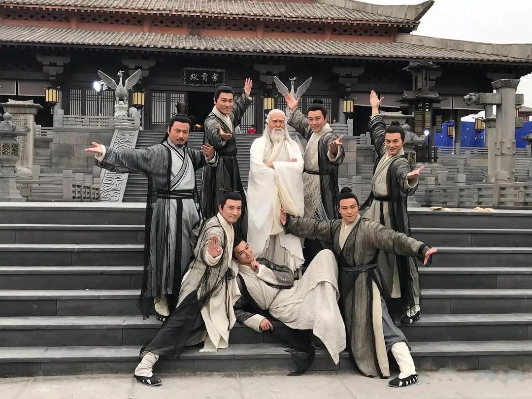 倚天屠龙记：武当七侠的结局，2人早逝，1人残废!

远桥之下泛莲舟，岱岩石上溪松
