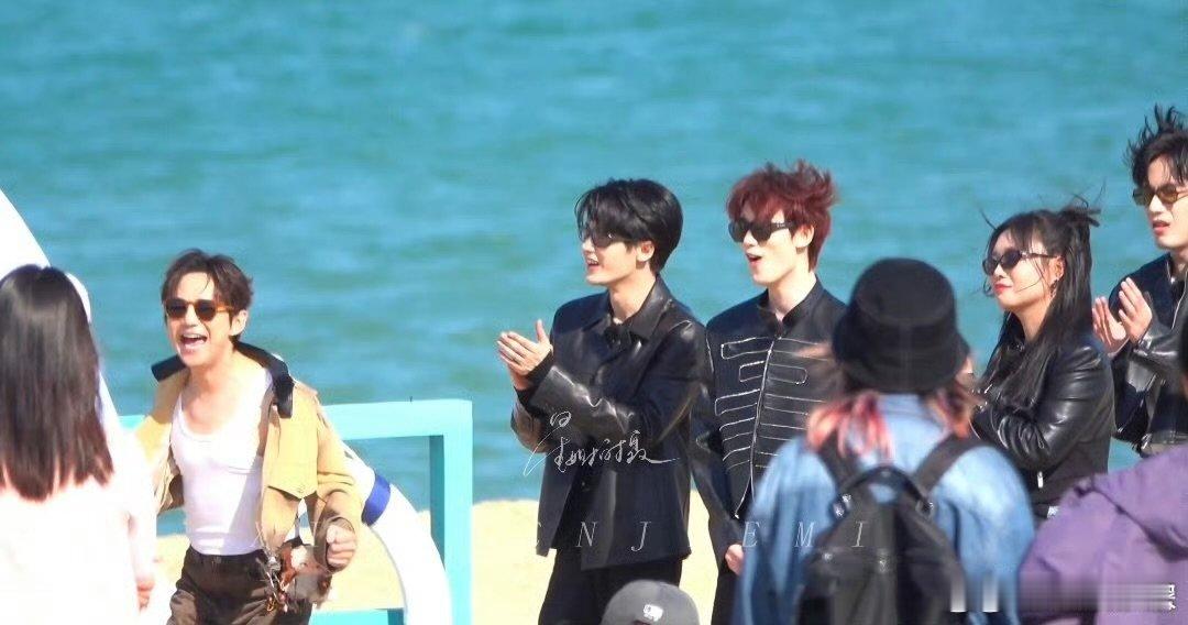 放开这个王鹤棣让我抱抱你好星期六  谁懂啊！看到好六团抢抱王鹤棣的路透，我真的想