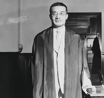 1949年，梅汝璈拒绝南渡，坚定留在北京，1966年后，梅汝璈遭受到巨大磨难，小