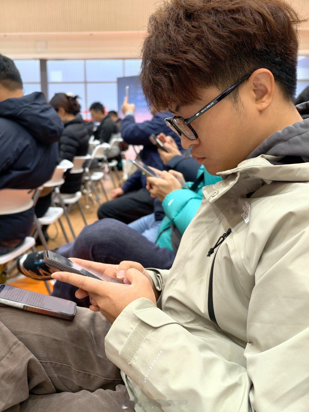 专业的媒体人，一台手机在“同声传译”，一台手机在疯狂打字，详细的会议纪要稍后可以