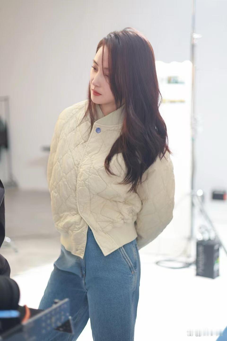 蒋勤勤这一身穿搭真的太教科书了！短款羽绒服配牛仔裤小白鞋，减龄又时尚，完全看不出