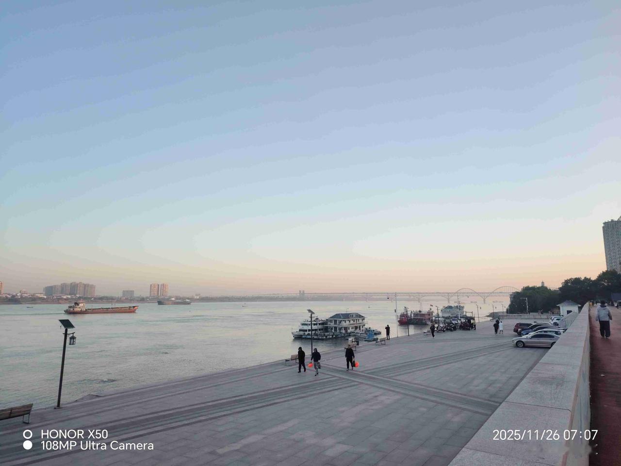 我的今日状态：😁轻松愉快
我这里的天气：☀️晴天11月26日长江岸边晨练冬泳