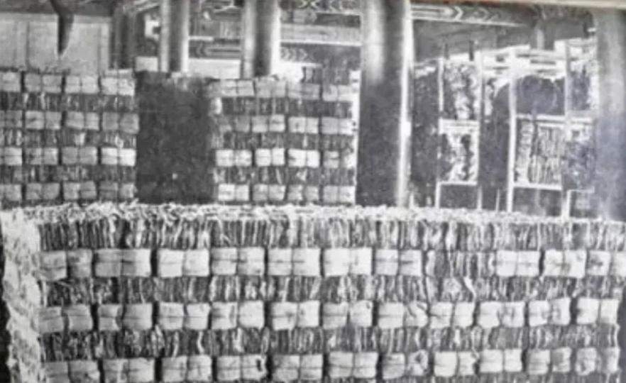 1921年，北洋政府将15万斤、装了8000个麻袋的明清两朝档案，当成废纸作价4