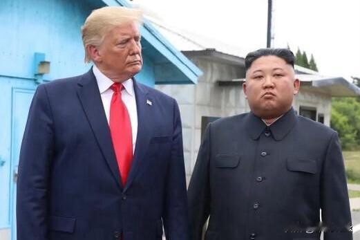 特朗普又晒和金正恩合影，但他犯了一个认知上的错误。

8月15日，特朗普在自家社