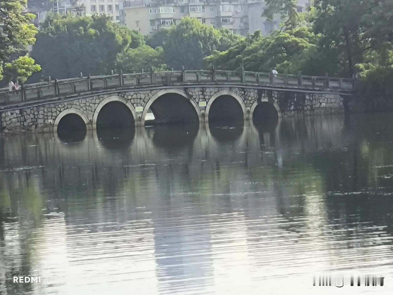 #公园湖边随手拍＃#晨曦中的广州东山湖公园的五拱桥。